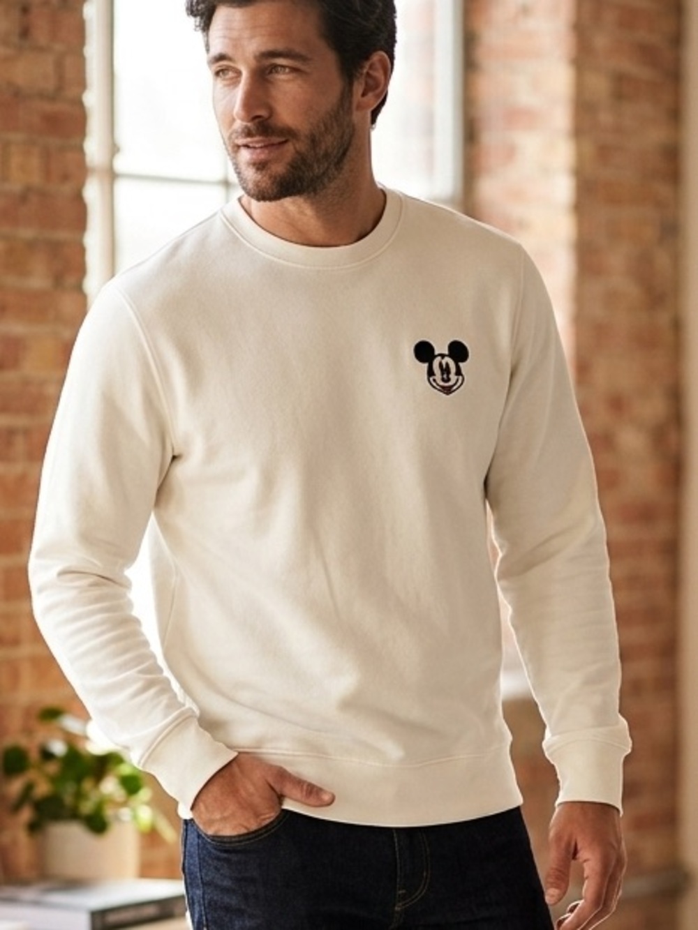 Men’s Med Zara White Crewneck Sweatshirt Mickey Embroidered Patch Disney 1661